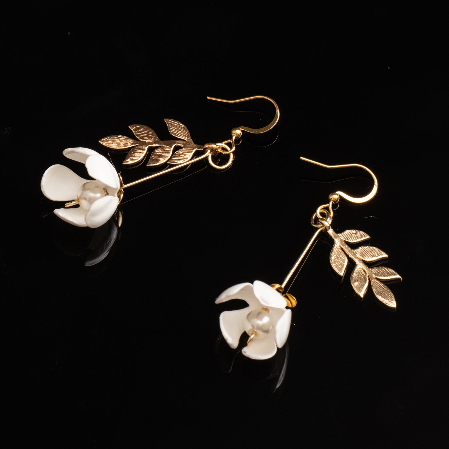 Just a Flower Earrings - White